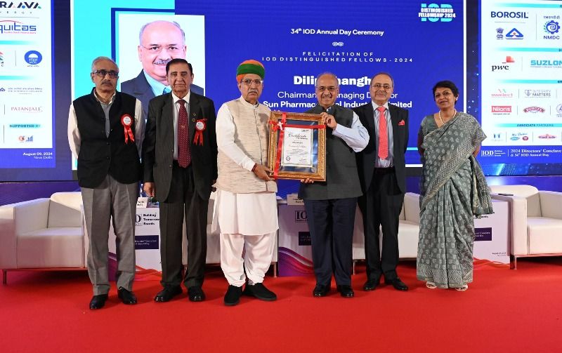 Dilip Shanghvi being felicitated as an IOD Distinguished Fellow at the Institute of Directors 34th Annual Day ceremony.